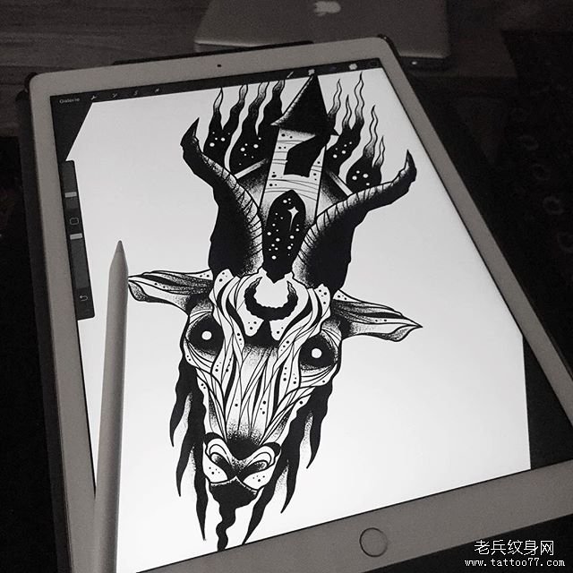 黑灰羊头城堡纹身