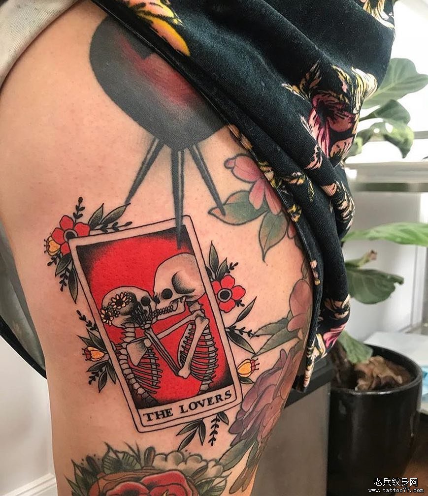 大腿彩色纸牌骷髅