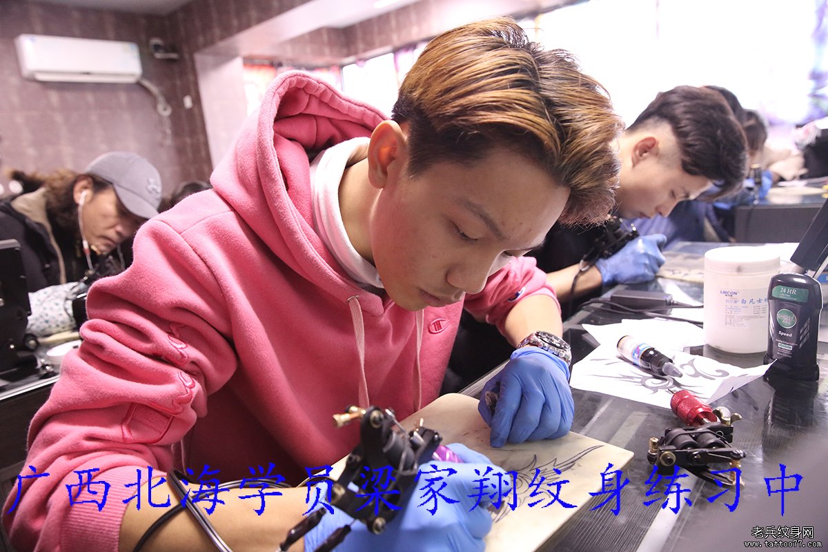 广西北海学员梁家翔纹身练习中