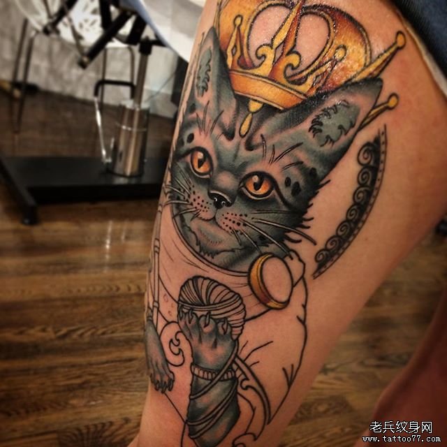 猫咪王冠纹身图案