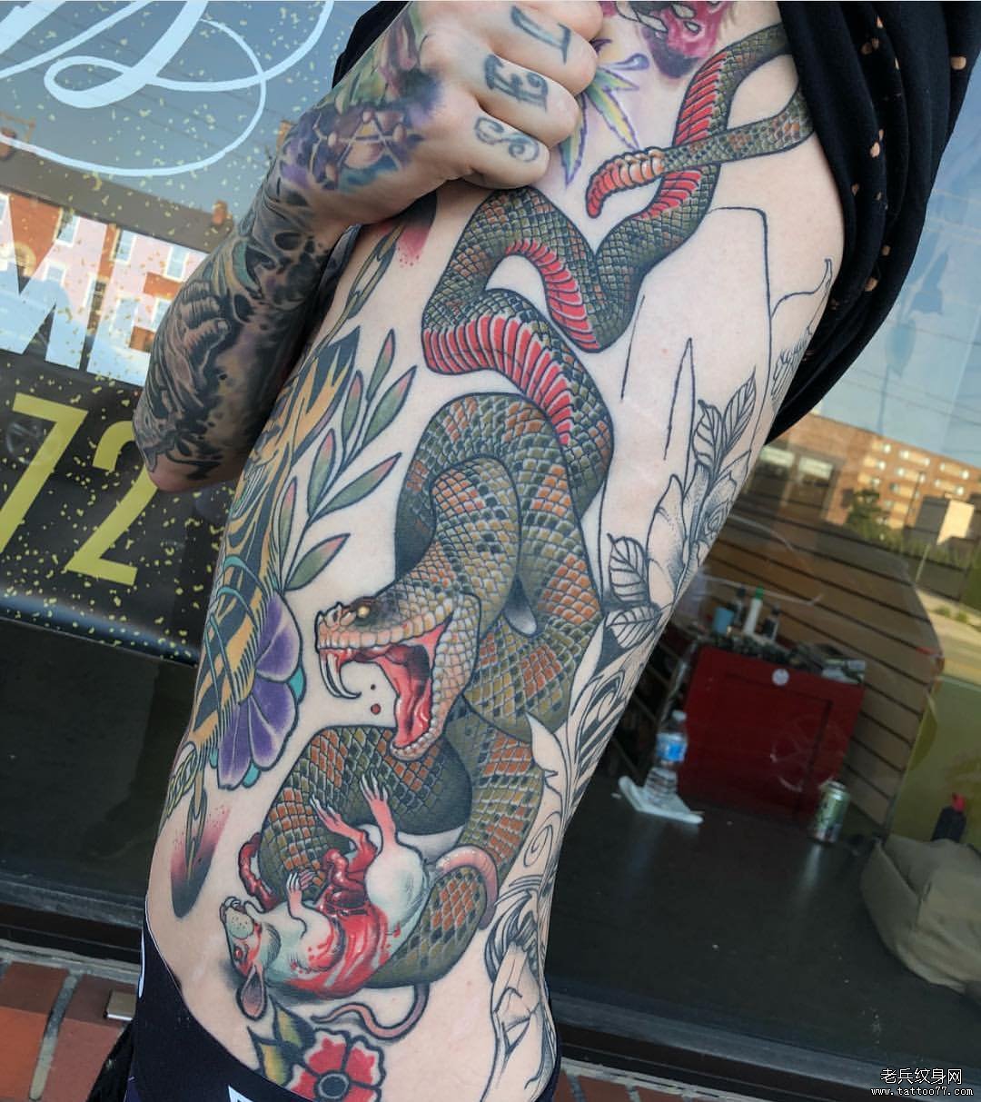 侧腰彩色个性蛇纹身图案