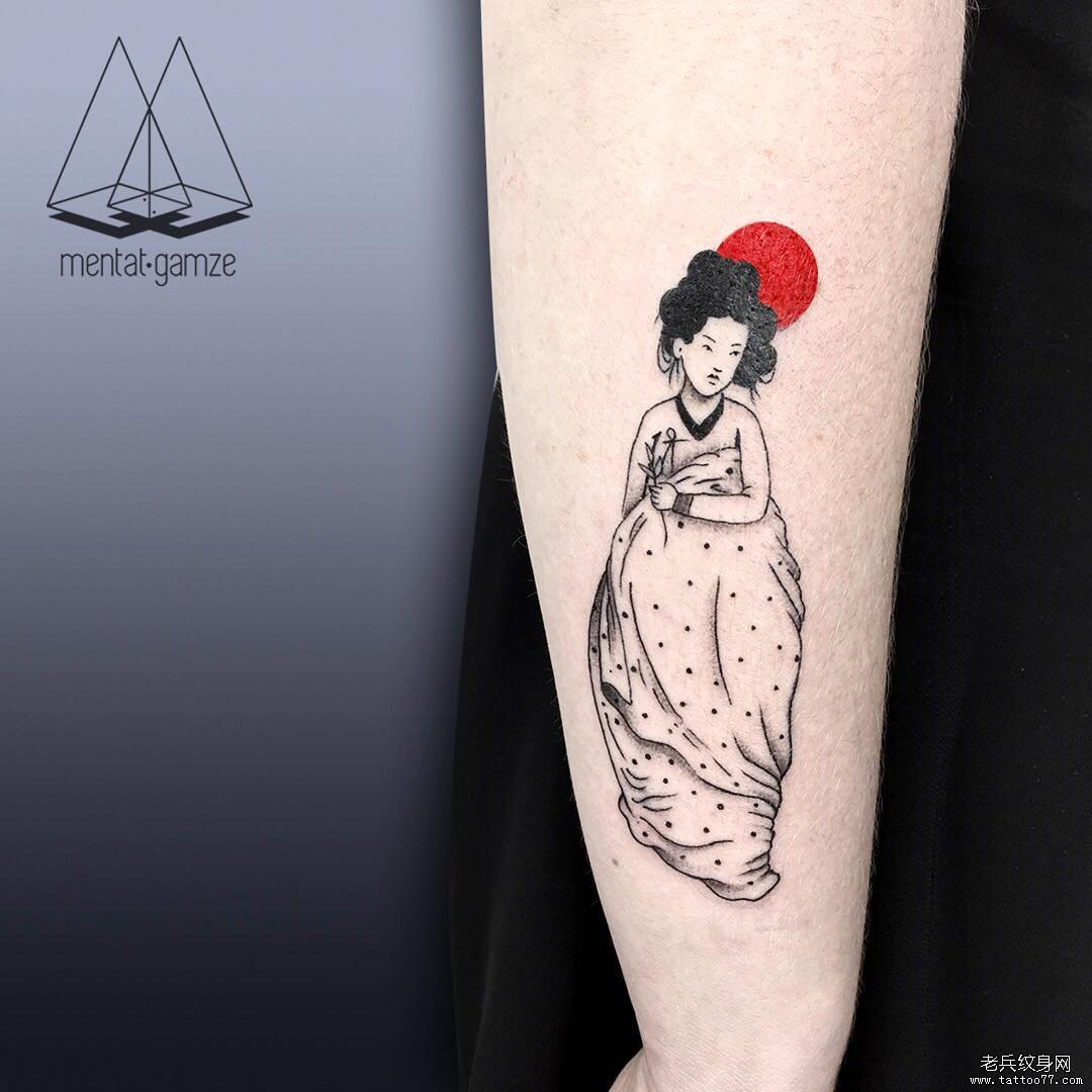 黑灰手臂女孩纹身