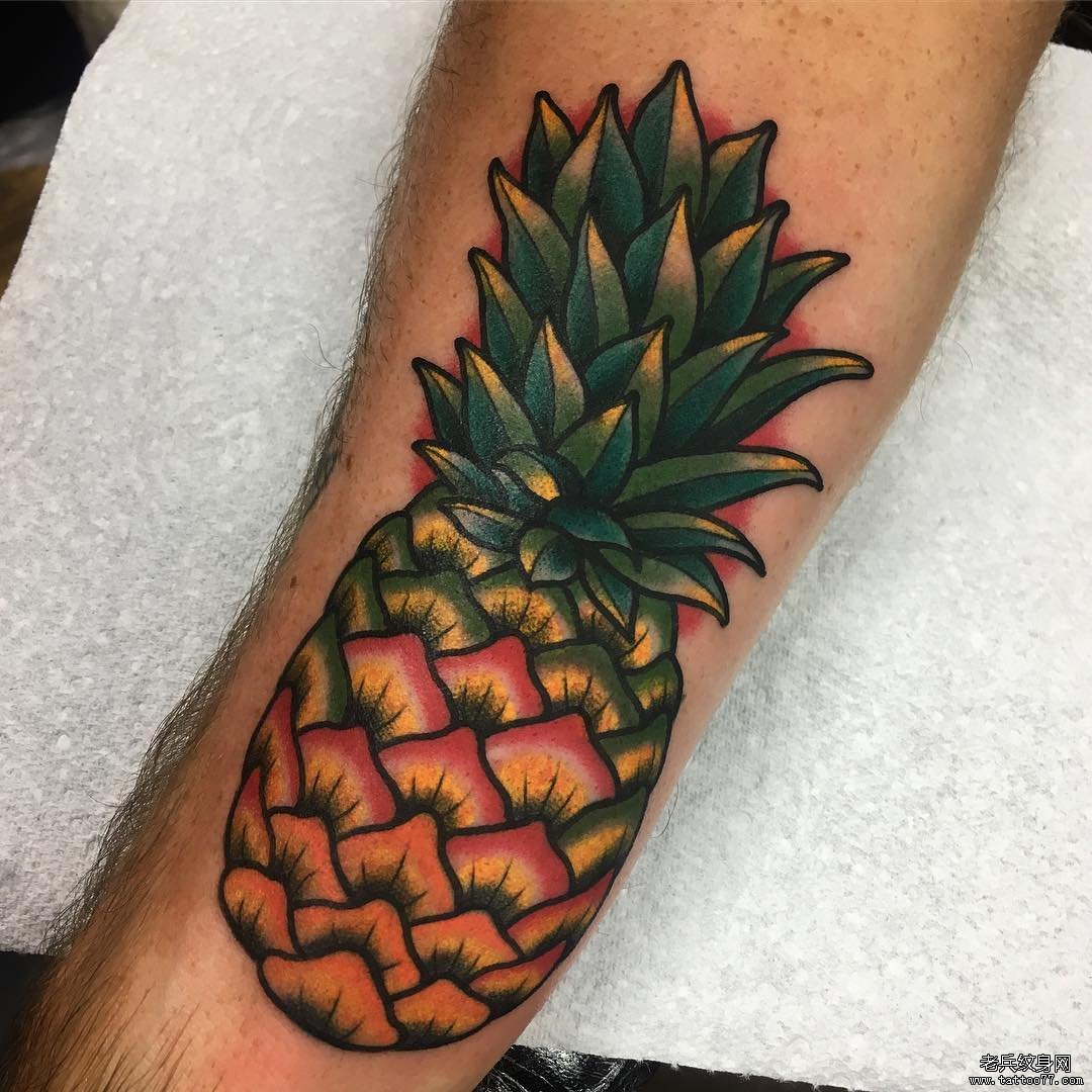 腿部彩色个性菠萝纹身图案