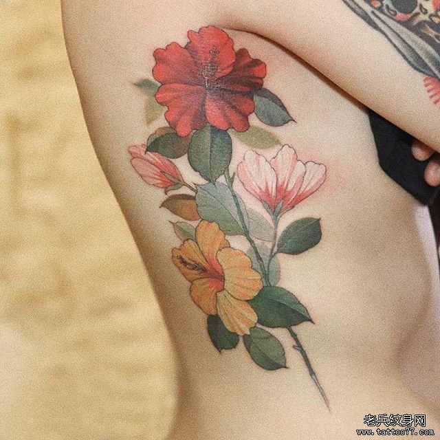 侧腰彩色日式花卉纹身图案