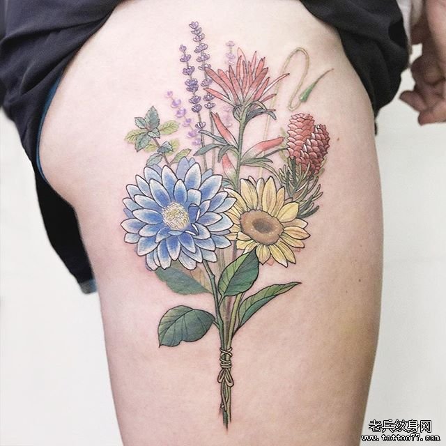 大腿彩色个性花纹身图案