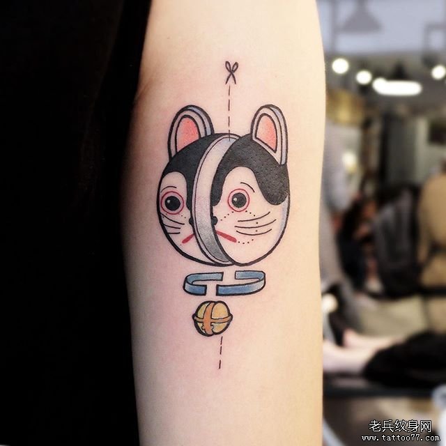 手臂个性猫纹身图案