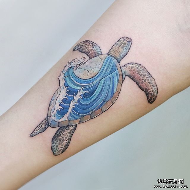 手臂个性彩色海龟纹身图案