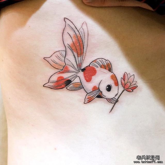 腹部彩色个性金鱼纹身图案