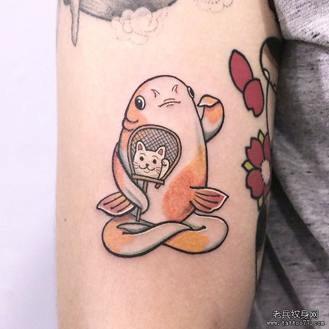 手臂彩色个性金鱼纹身图案