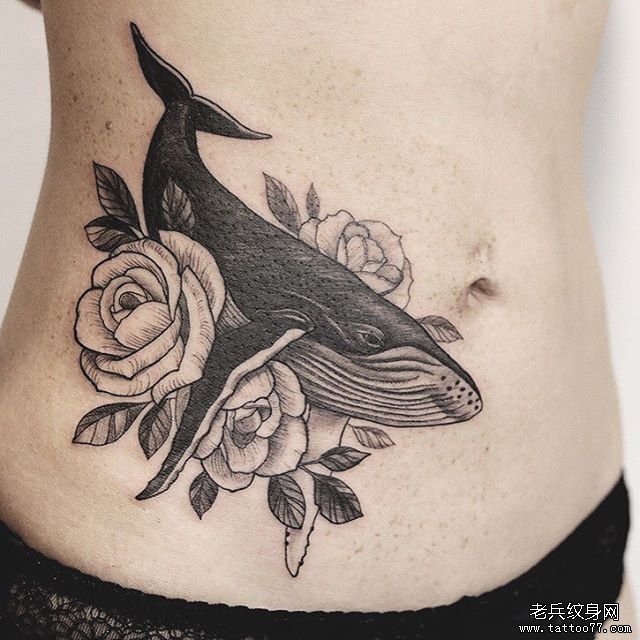 侧腰腹部个性鲸鱼纹身