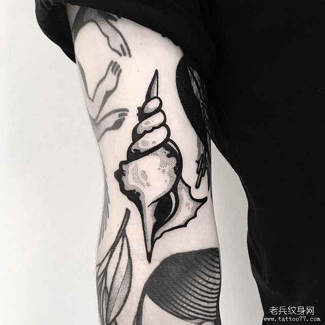 手臂个性海螺纹身图案