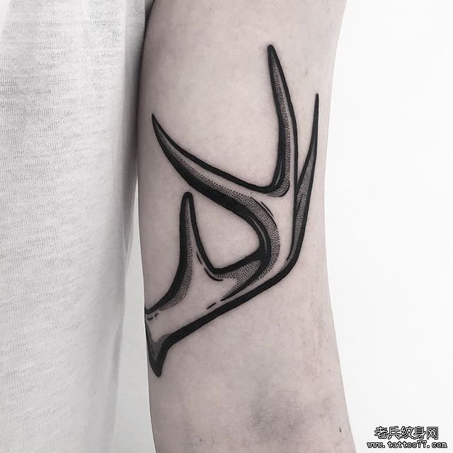 手臂个性鹿角纹身图案