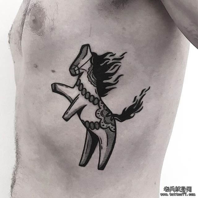 侧腰个性小马纹身图案