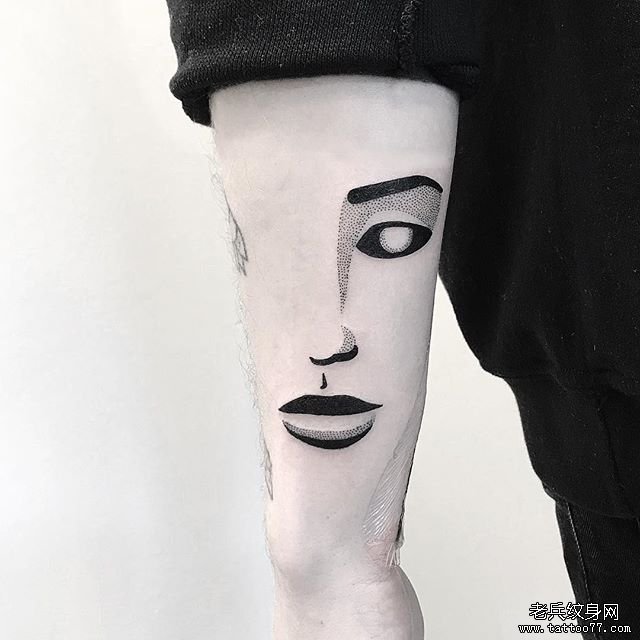 手臂个性黑灰点刺人脸纹身图案