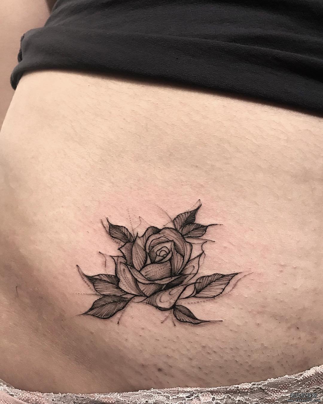 腹部玫瑰花纹身