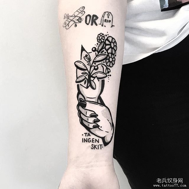 小臂个性手纹身图案