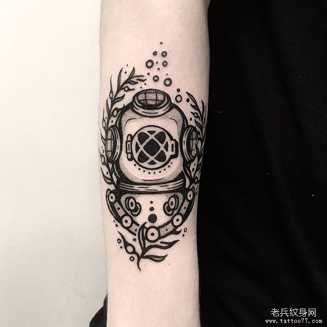 手臂个性潜水艇纹身图案