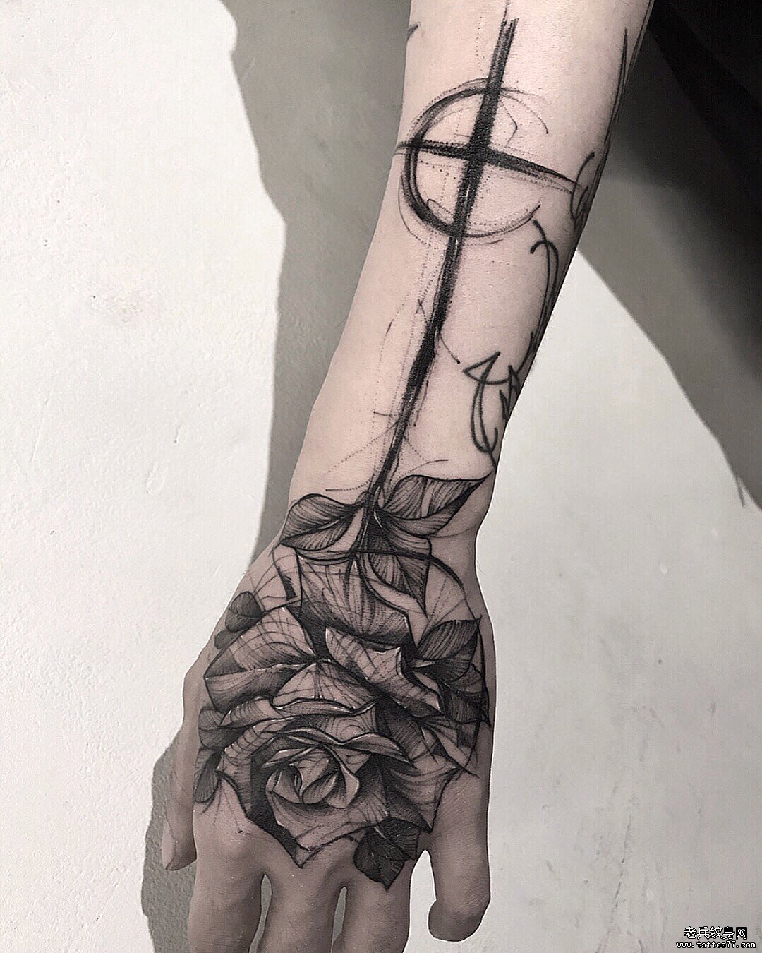 手背 玫瑰花 十字架纹身