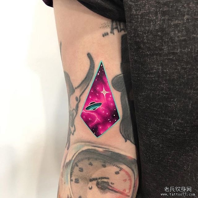 大臂内侧个性彩色星空纹身