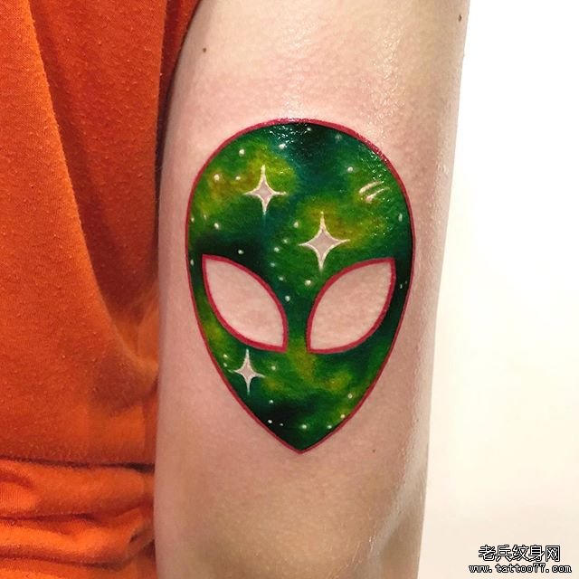手臂彩色个性外星人纹身图案