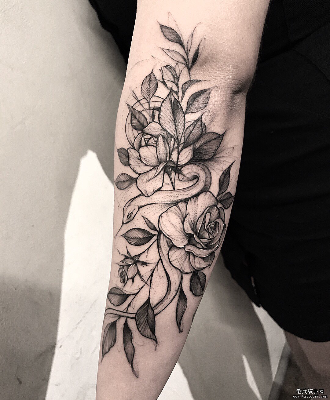 手臂 蛇 玫瑰花纹身