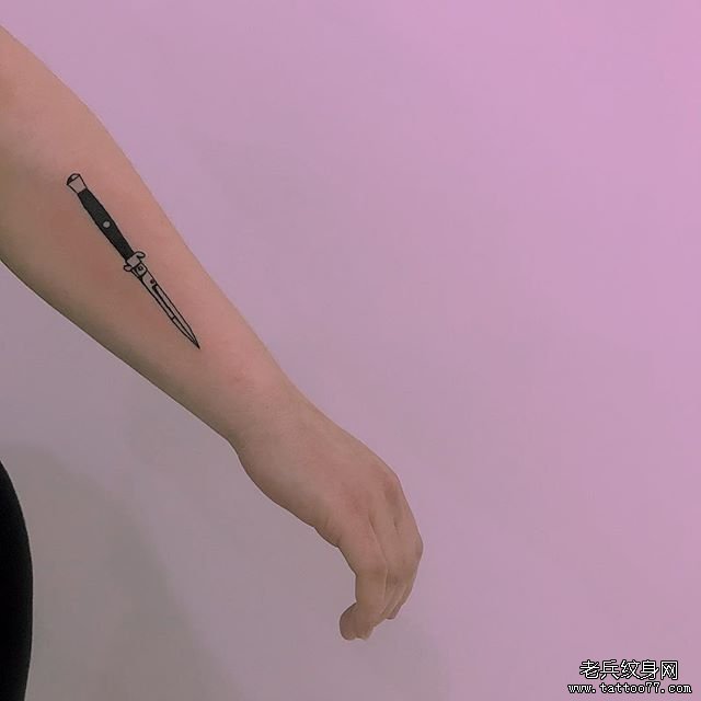 手臂个性匕首纹身图案