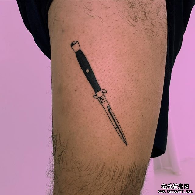 腿部极简匕首纹身图案
