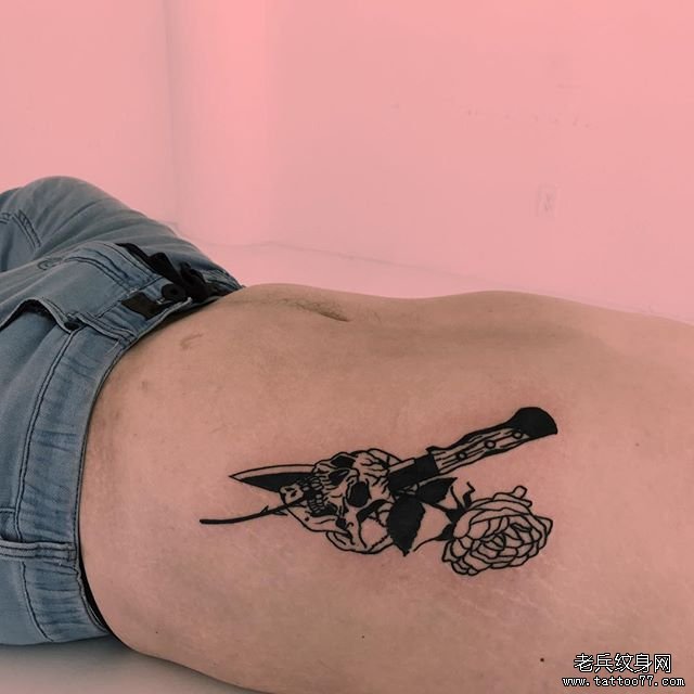 侧腰匕首玫瑰骷髅纹身图案
