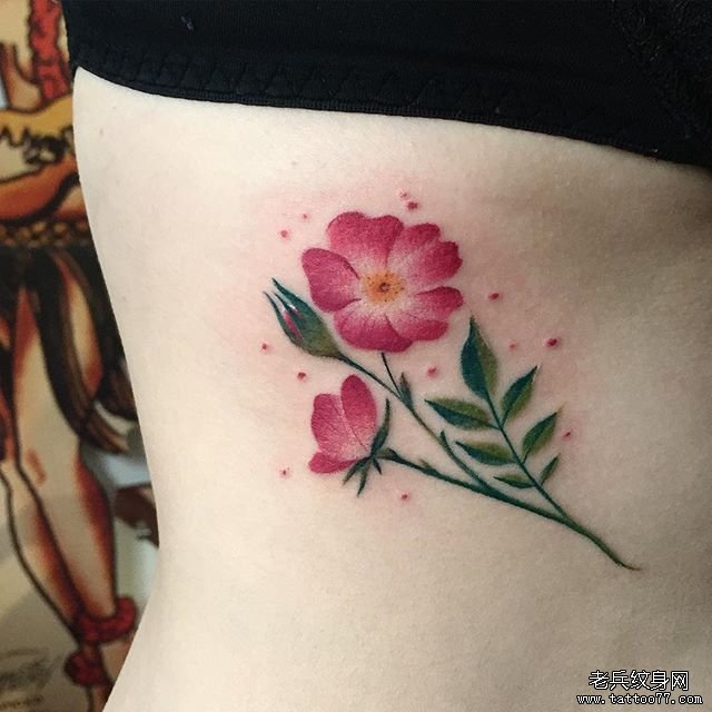 侧腰个性彩色花卉纹身图案