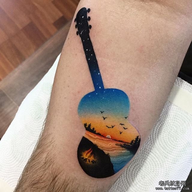 手臂个性彩色吉他纹身图案