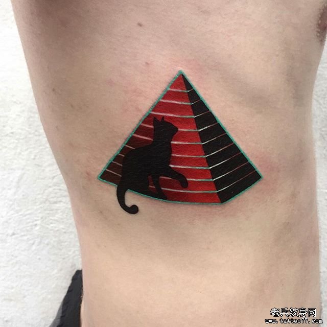 侧腰个性金字塔纹身图案