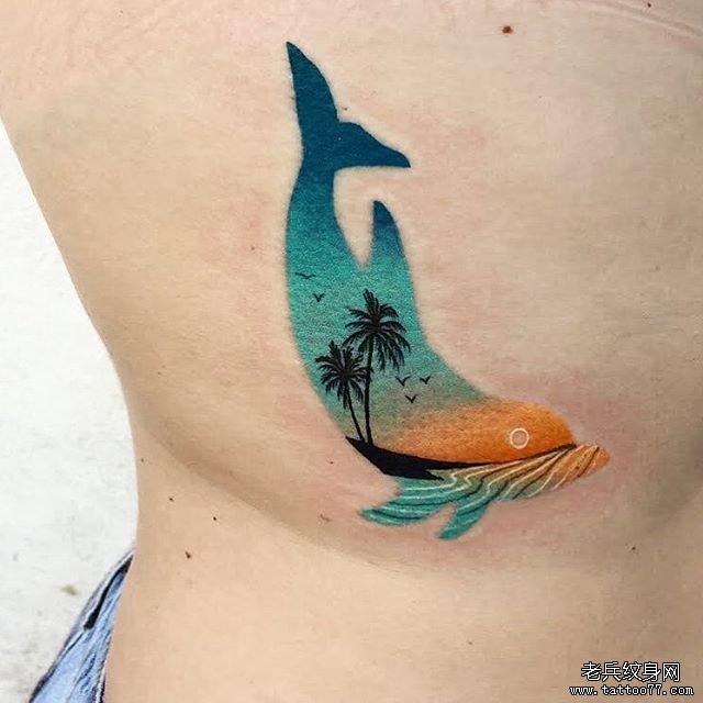 侧腰个性彩色鲸鱼纹身图案
