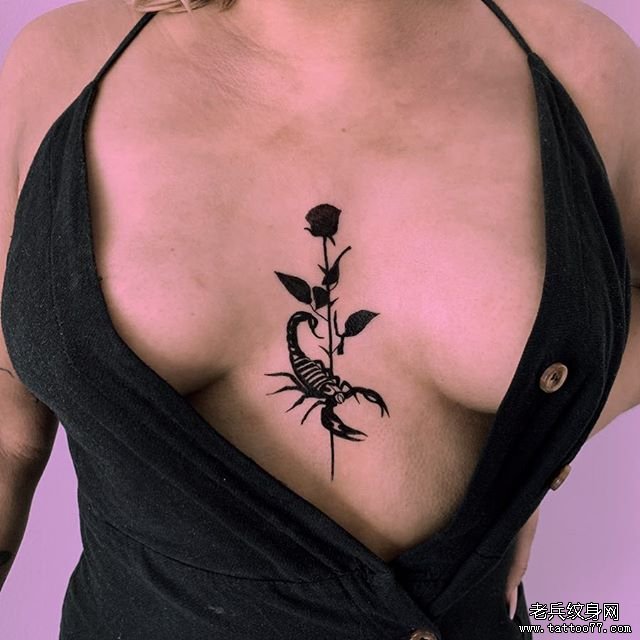 胸口黑玫瑰蝎子纹身
