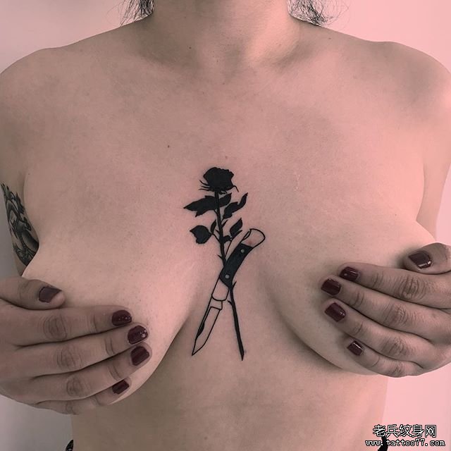胸口个性黑玫瑰纹身图案