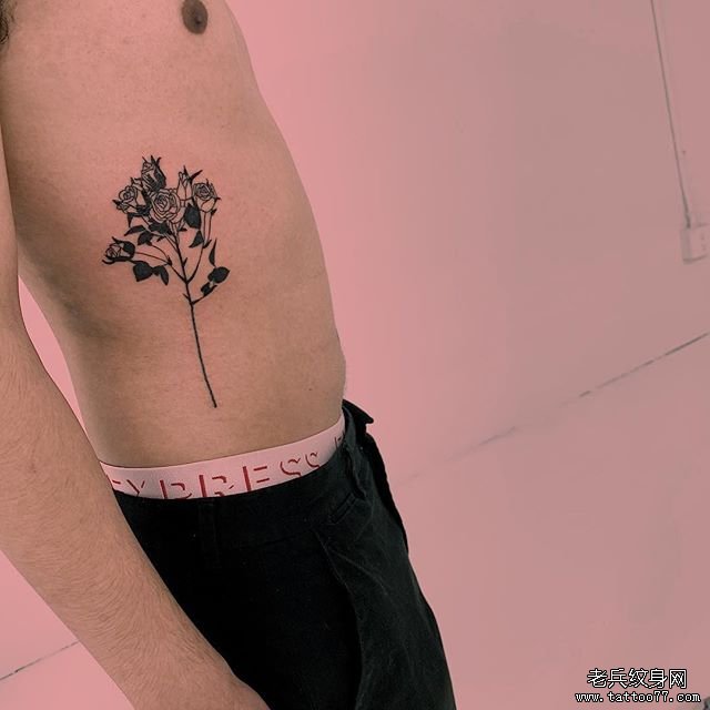 侧腰个性树叶纹身