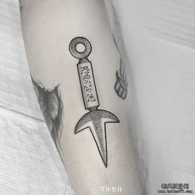 个性匕首纹身图案