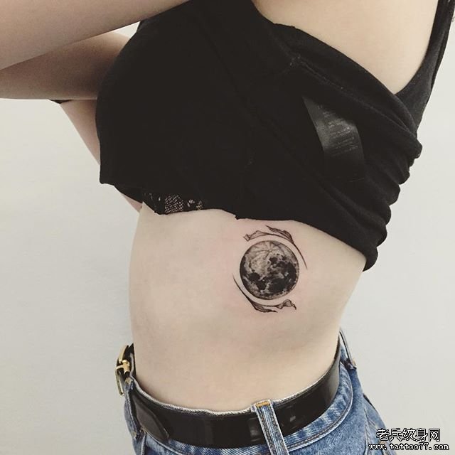 地球 马蹄莲 侧腰纹身