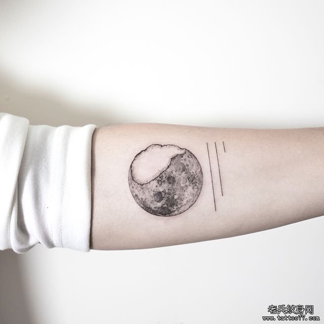 地球 手臂 黑灰文身