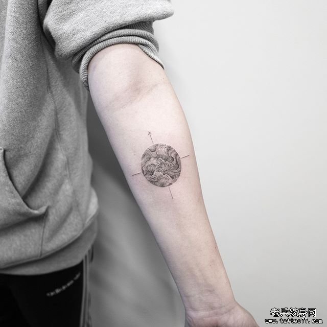 地球 手臂纹身