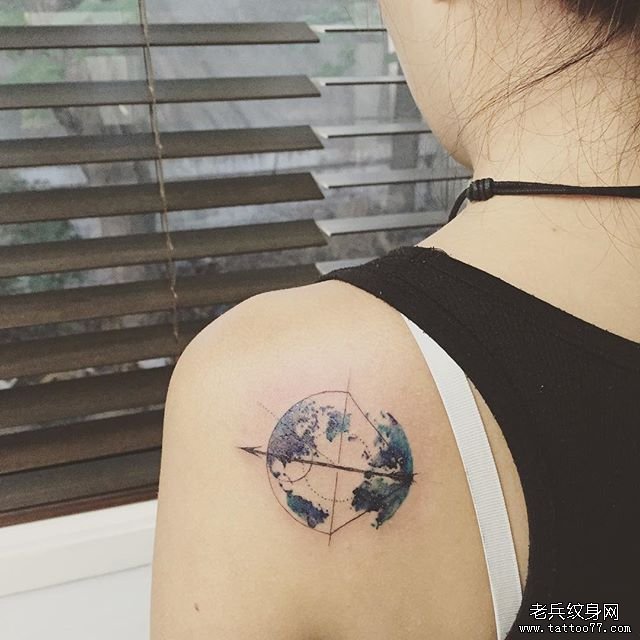 地球 指南针 肩胛纹身