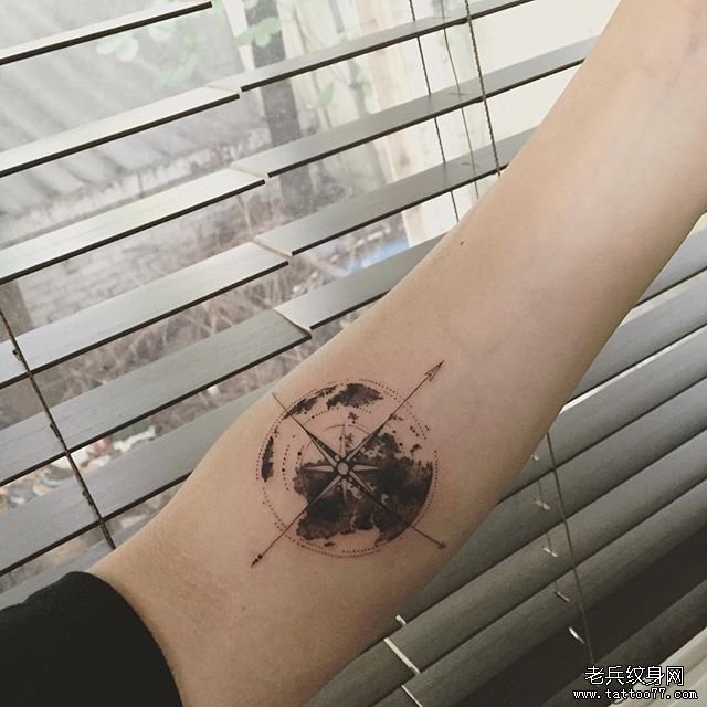 地球 指南针 手臂纹身