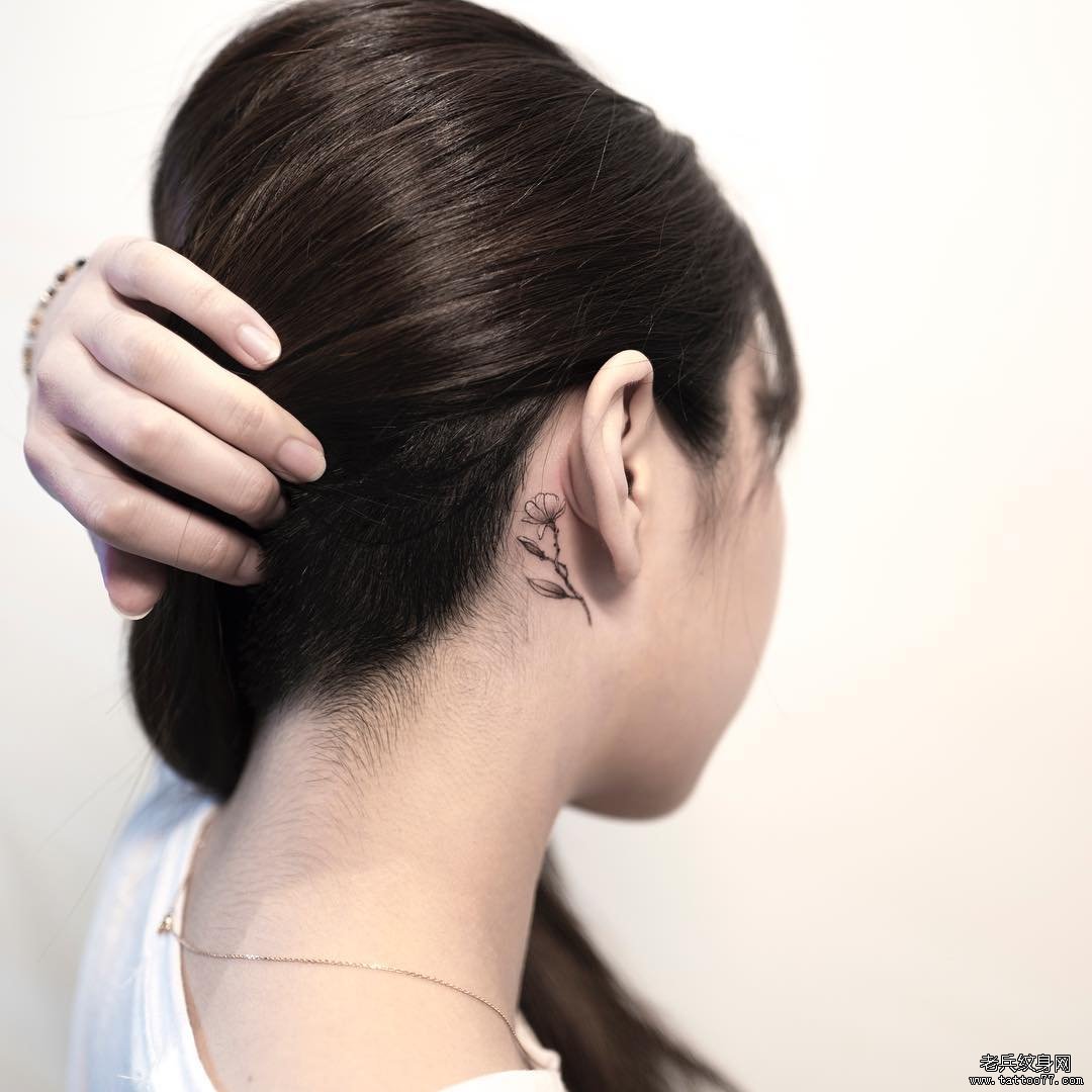 耳后 花卉文身