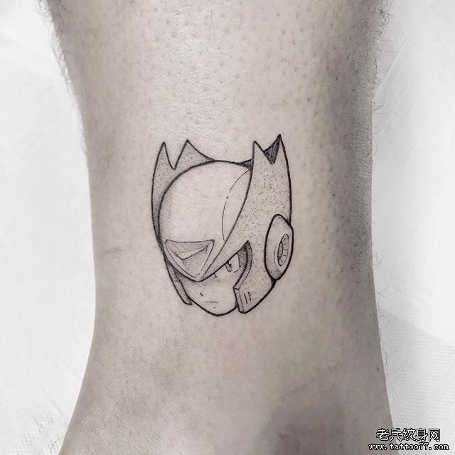 简笔头盔男孩纹身图案