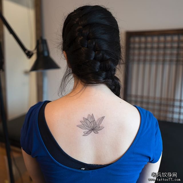 后背 荷花文身