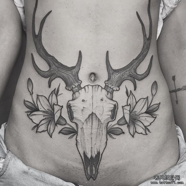 腹部黑灰个性鹿纹身图案