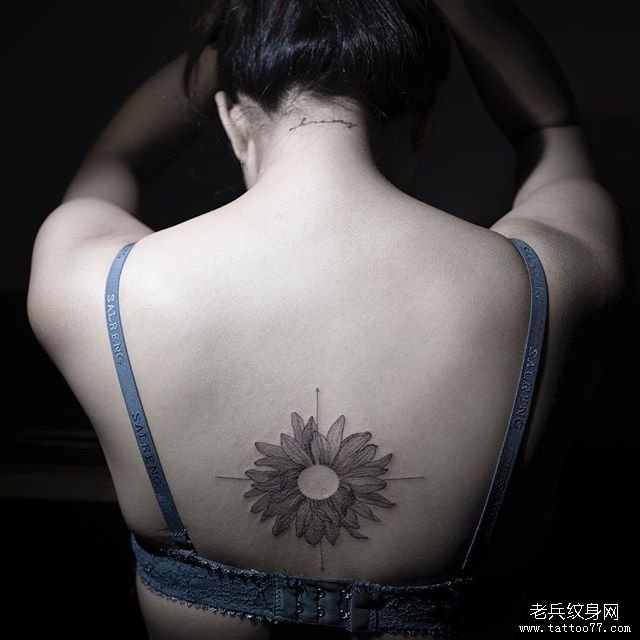 后背 花卉纹身