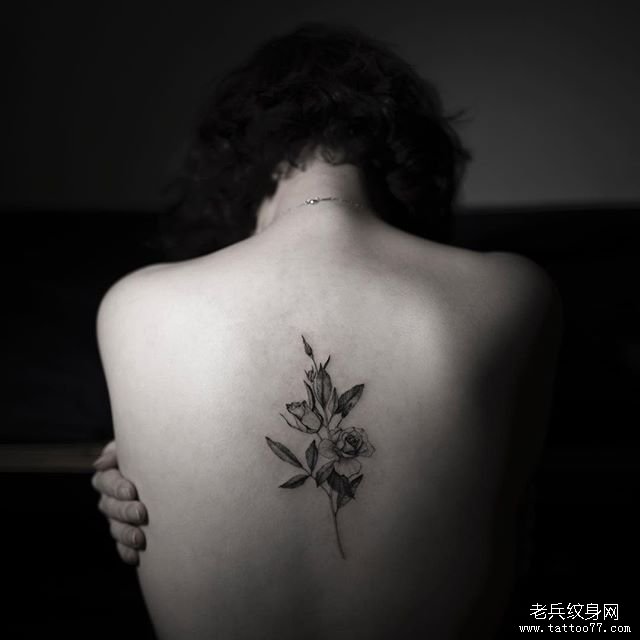 后背 花卉纹身
