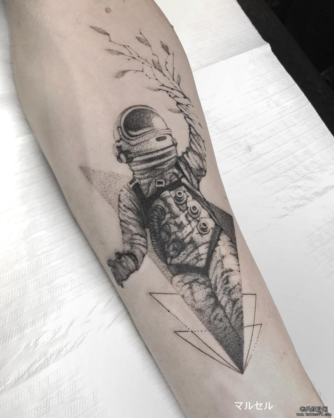 个性简笔点刺宇航员纹身