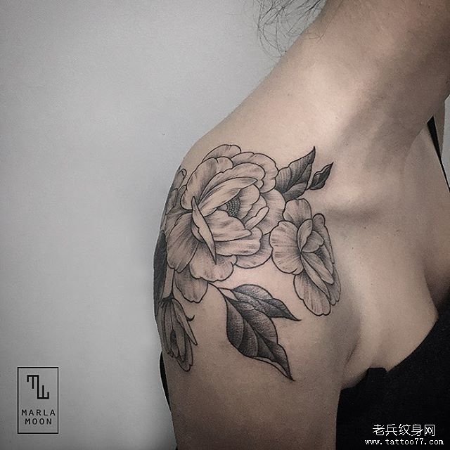 肩膀小清新花纹身图案
