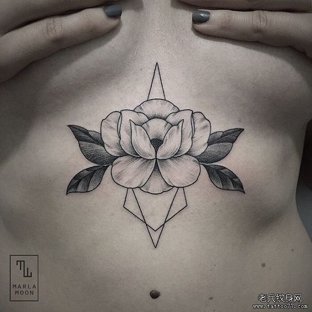 胸下简笔花纹身